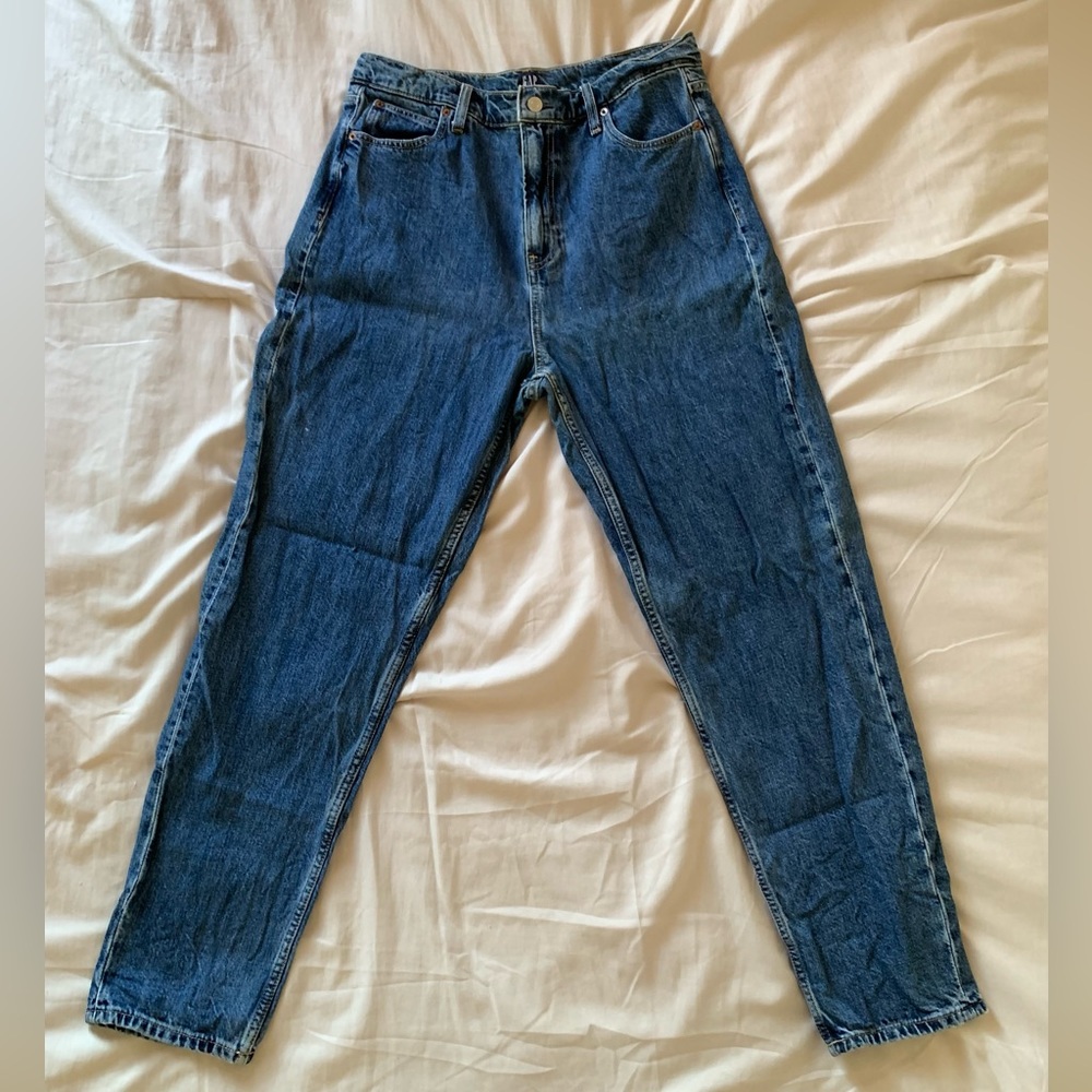 GAP High Rise Mom Jeans:
• Size: 32 Tall/14 Tall/Large (Women's)